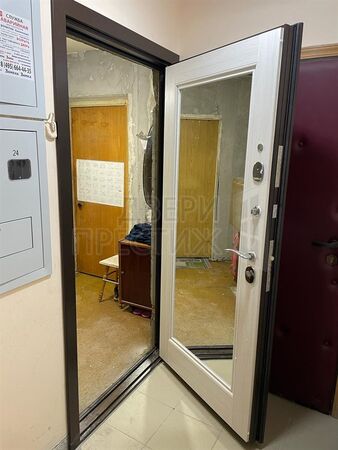 Дверь Йошкар-Ола Альт Зеркало Белый матовый - фото проема снаружи