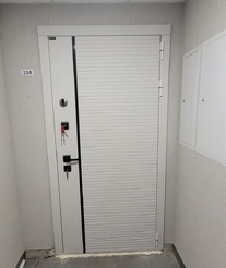 Входная дверь АСД Ливерпуль в цвете белый матовый - фото снаружи