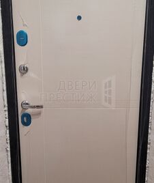 внутренняя отделка входной двери гладкой глянцевой мдф панелью.jpg
