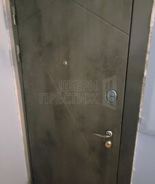 Входная дверь LOFT 24 - Бетон светлый - фото снаружи.jpg