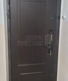 квартирная входная дверь с отделкой фрезерованной мдф панелью цвета венге снаружи.jpg